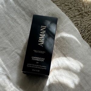 Armani Luminous Silk Foundation